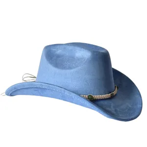 Dettaglio cappello cowboy western in camoscio blu, tesa curva, fascia intrecciata con perla.
