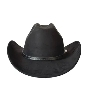 Primo piano del cappello da cowboy western in camoscio nero, tesa larga, elegante cinturino in pelle.
