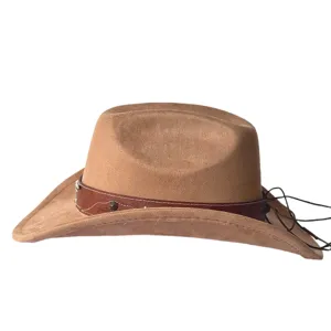 Dettaglio cappello da cowboy western in camoscio marrone, nastro toro retrò, tesa larga fedora.