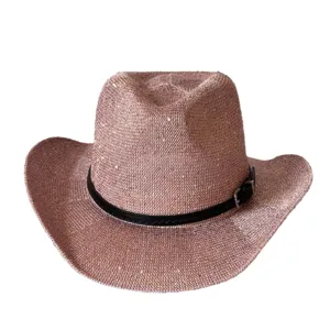 Vista dettagliata del cappello da cowboy western in paillettes rosa con cintura.