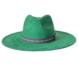 Vue détaillée du chapeau fedora vert à large bord avec un élégant bandeau ethnique.