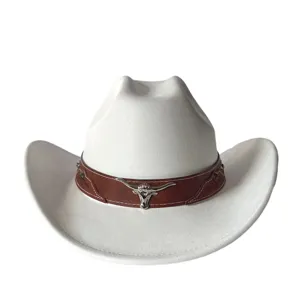 Primo piano del teschio di toro argentato e della fascia in pelle sul cappello da cowboy.