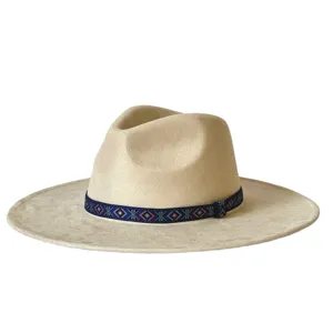 Beige vintage suède fedora hoed detail, brede rand en etnische patroon band, accessoire.
