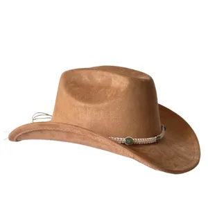 Primo piano del cappello da cowboy western in camoscio marrone con fascia intrecciata e perla.