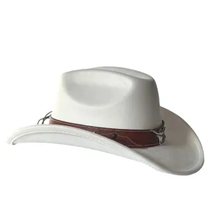 Dettaglio del cappello da cowboy occidentale bianco con fascia marrone e teschio di toro.