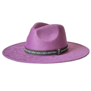 Chapeau fedora en suédine à large bord violet avec bande ethnique, style rétro vintage.