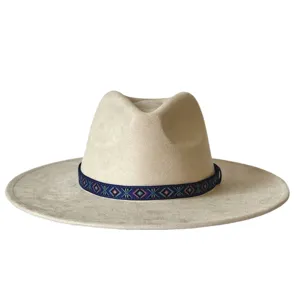 Vintage stijl suède fedora hoed met brede rand en geweven geometrische band detail.