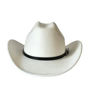 Primo piano del cappello da cowboy western in camoscio bianco con dettagli di fibbia.