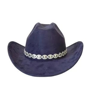 Dettagli del cappello da cowboy occidentale in camoscio con catena di strass lucida.