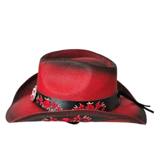 Vista dettagliata del cappello di paglia western rosso e nero con ricamo floreale e tesa larga.