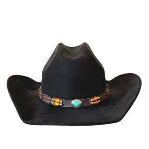 Vue détaillée du chapeau de cowboy occidental en suède noir avec bande de perles turquoise.