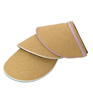 Vue détaillée de visières de soleil en paille tissée avec bordure colorée, chapeaux d'été.