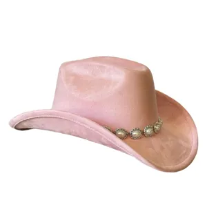 Primo piano del cappello da cowboy in camoscio rosa con dettaglio di catena di perle.