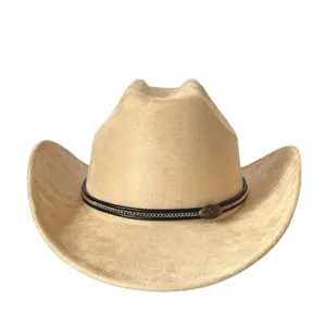 Classico cappello da cowboy in camoscio sintetico con fascia e dettaglio metallico.