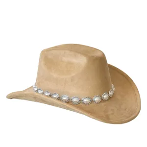 Dettaglio del cappello da cowboy in camoscio cachi con elegante catena di perle.