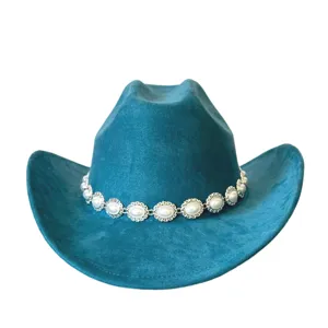 Dettaglio del cappello da cowboy in camoscio turchese con elegante catena di perle.