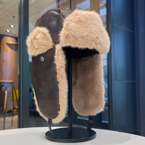 Gros plan de la casquette trappeur en cuir PU chaud avec doublure en fausse fourrure et oreillettes.