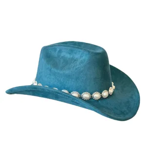 Vista dettagliata del cappello da cowboy in camoscio verde petrolio con perle e catena.