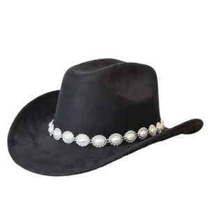 Primo piano dettagliato del cappello da cowboy in camoscio nero con perle e conchiglie.