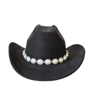 Cappello da cowboy in camoscio nero con catena di perle di conchiglia argentata, fedora elegante.