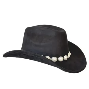 Cappello da cowboy in camoscio nero con catena di perle argentate, dettaglio vintage.