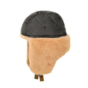 Chapeau trappeur d'hiver chaud avec dessus en nylon matelassé et fausse fourrure très douce.