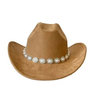 Primo piano dell'elegante fascia di perle e metallo argentato sul cappello in camoscio.