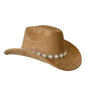 Primo piano del cappello da cowboy in camoscio marrone con elegante catenina di perle.