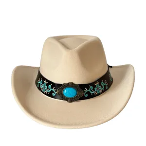 Gros plan sur le chapeau de cowboy western en feutre beige avec broderie turquoise et bande vintage.