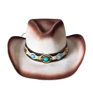 Gros plan sur le chapeau de cowboy en paille tie-dye avec ceinture de pierres turquoise.