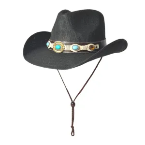 Détail de chapeau de cow-boy western en paille noire avec bande en cuir turquoise et jugulaire.