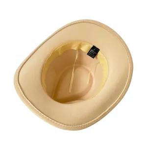 Vue détaillée chapeau cowboy en feutre kaki, bord relevé et étiquette mélange coton intérieur.