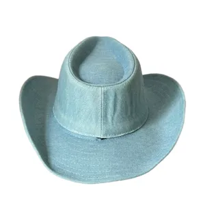 Lichtblauwe denim cowboyhoed detailweergave, vintage hart kroon western zonnehoed.