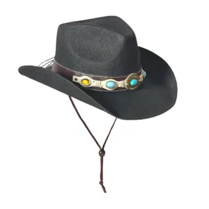 Gros plan détail du chapeau de paille western, bande en cuir avec pierres turquoise.