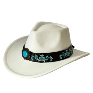 Détail de chapeau de cowboy western blanc avec bande en cuir noir, broderie turquoise et pierre.