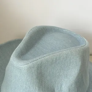 Close-up detail van lichtblauwe denim fedora hoed kroon, vintage stijl gestoffeerd.