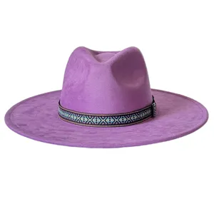 Chapeau fedora en suédine violette à large bord avec bande tissée ethnique, gros plan.