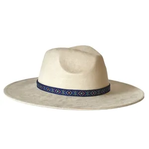 Gedetailleerd overzicht van de beige vintage fedora hoed met unieke etnische band.