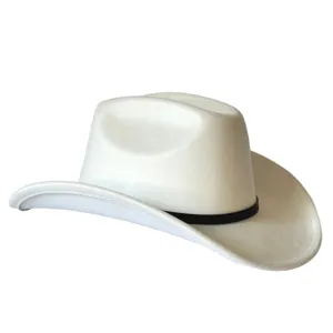 Dettaglio cappello da cowboy in camoscio bianco, tesa larga risvoltata jazz, moda vintage occidentale