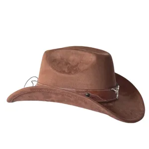 Primo piano del cappello da cowboy in camoscio marrone con fascia in pelle e testa di toro.