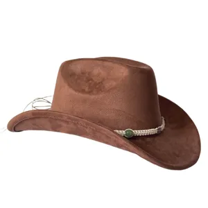 Dettaglio cappello cowboy western in camoscio marrone, tesa larga stile retro con fascia di perline.