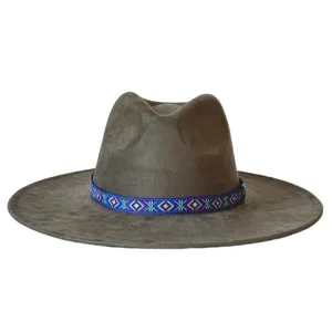 Gedetailleerde close-up van de vintage suède fedora hoed met brede rand en etnische hoedband.