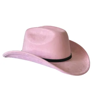 Dettaglio cappello cowboy western in camoscio rosa, cappello jazz tesa larga, elegante accessorio retro.