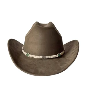 Vista dettagliata del cappello da cowboy western in camoscio marrone con corda intrecciata e perle.