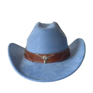 Primo piano del cappello da cowboy in camoscio azzurro con fascia marrone e teschio di toro.