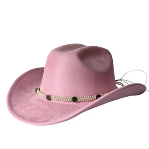 Dettaglio ravvicinato del cappello da cowboy in camoscio rosa, con cordino intrecciato e perline.