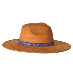 Gedetailleerd overzicht van een bruine vintage suède fedora hoed met etnisch lint.
