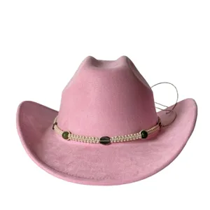 Dettaglio cappello cowboy western in camoscio rosa con fascia intrecciata, perle verdi e decoro.