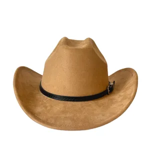Dettaglio cappello cowboy western in camoscio marrone, tesa risvoltata e fascia con fibbia.