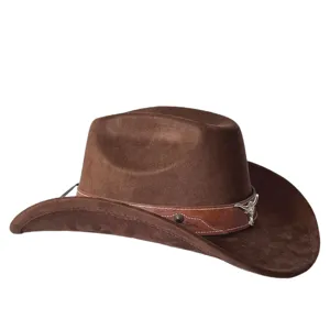 Dettaglio del cappello da cowboy western in pelle scamosciata marrone con fascia in cuoio.